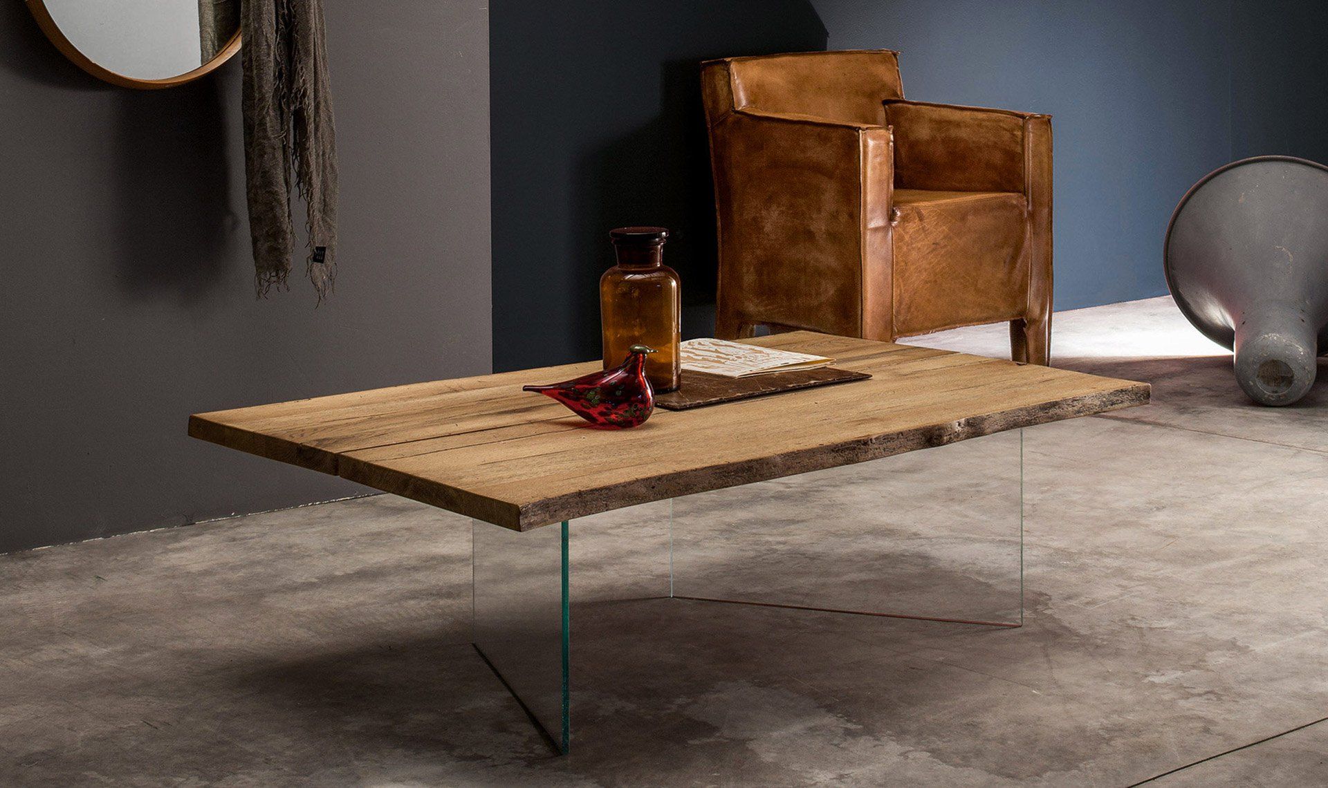tavolino da caffè in legno con base trasparente